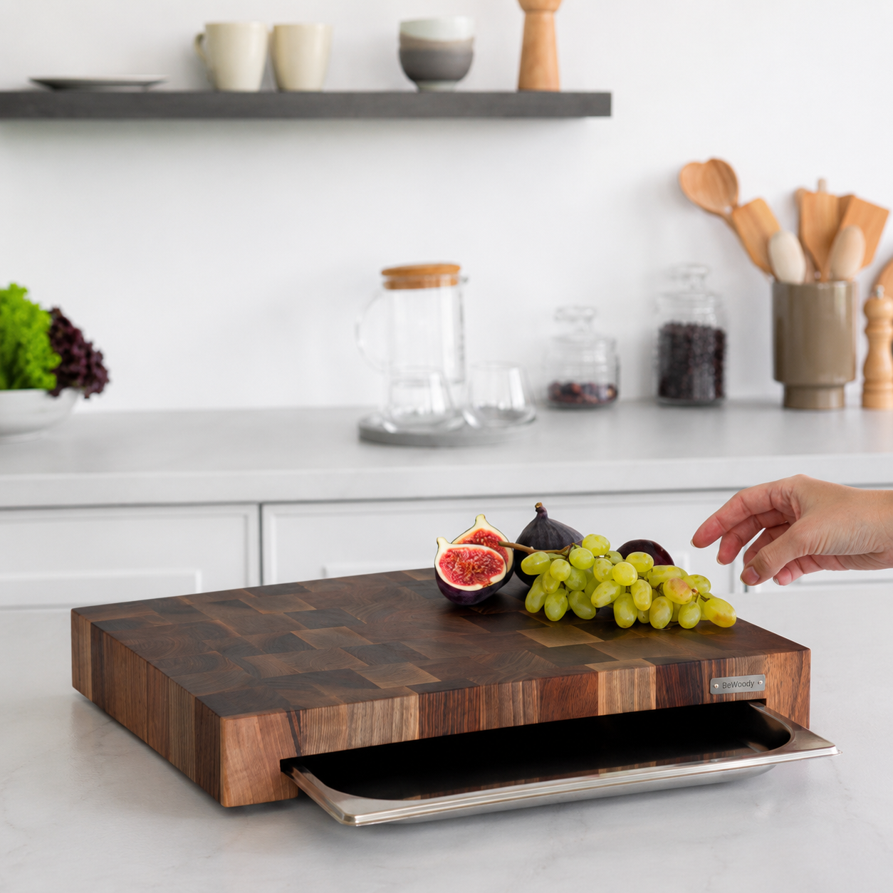 Premium wooden cutting board with removable drip tray Premium wooden cutting board with removable drip tray