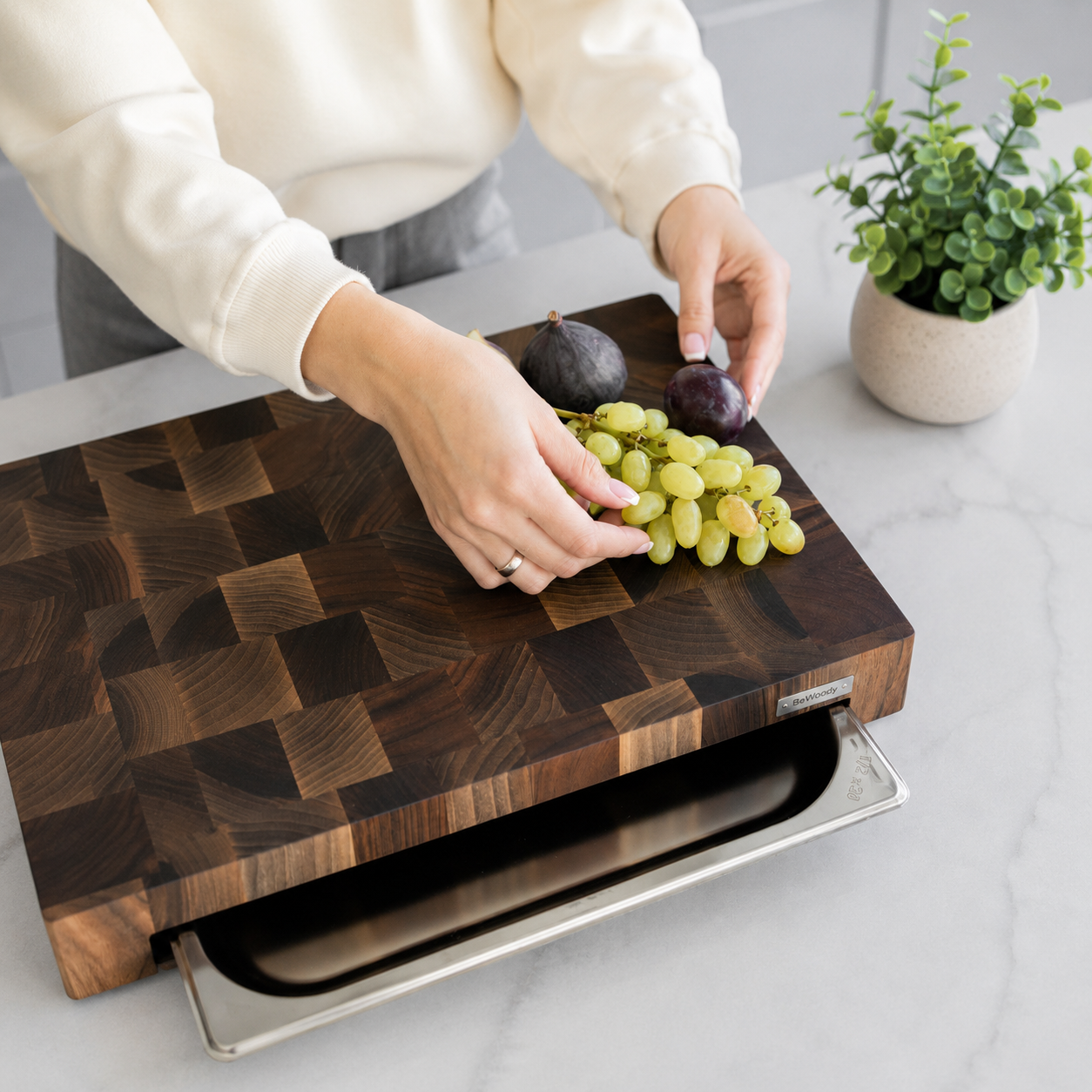 Wooden Cutting Board with Removable Drip Tray Premium wooden cutting board with removable drip tray