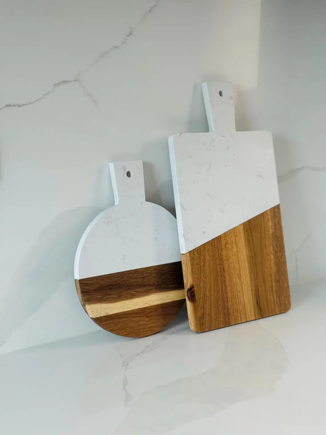 Round wooden and white marble serving board with handle by HandiGlobe Round wooden and white marble serving board with handle by HandiGlobe